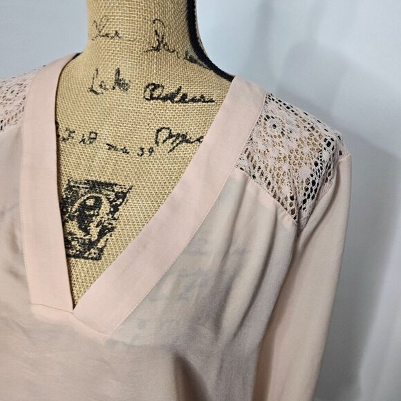 NWT Express Pale Pink Lace Cut Out Shoulder V-neck Blouse Medium - Picture 6 of 8